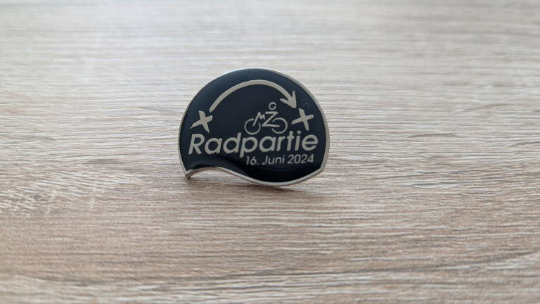 Ansteckpin mit dem Motiv der MZ-Radpartie vom 03.07.2022 in Halle (Saale)