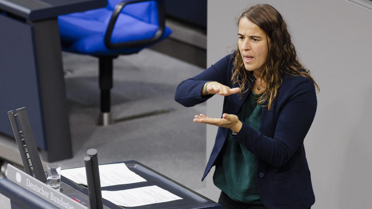 Heike Heubach, SPD, MdB, hält am 10. Oktober 2024 eine Rede in Deutscher Gebärdensprache zu TOP 13 Stärkung der integrierten Stadtentwicklung im Plenum. Es war die erste Bundestagsrede in Gebärdensprache.