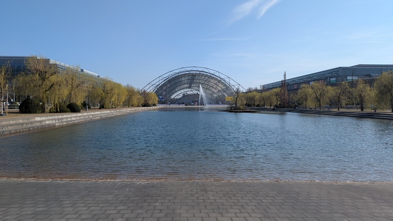 Blick auf Glashalle der Neuen Messe Leipzig