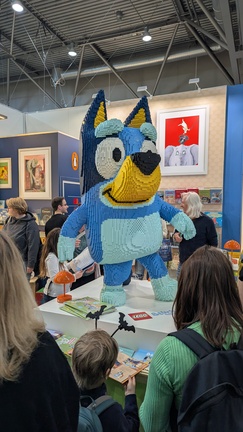 Lebensgroße Statue Bluey aus Lego