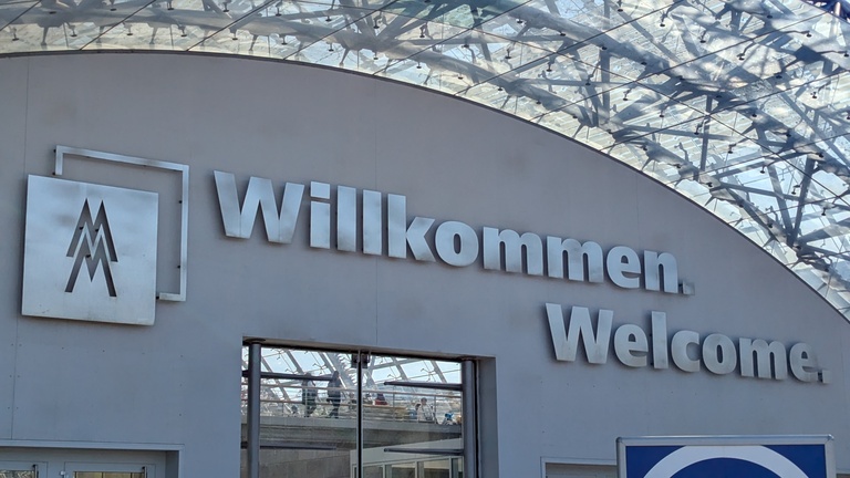 Willkommensschriftzug an der Neuen Messe Leipzig