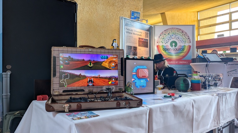 Retro-Gaming-Koffer auf einem Aussteller-Tisch bei den Chemnitzer Linux-Tagen 2026
