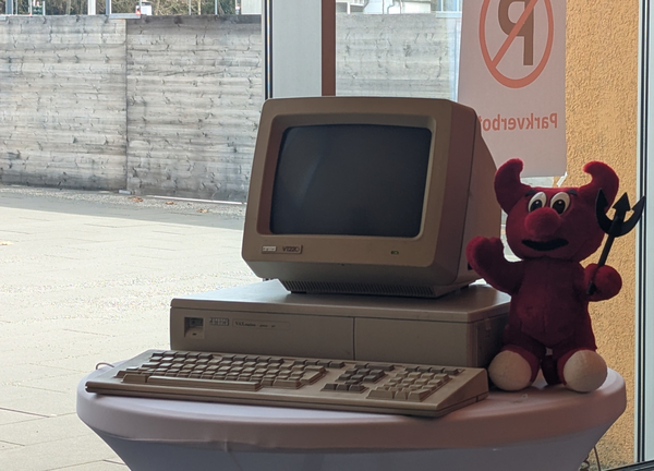 Nostalgischer Computer mit Röhrenmonitor bei den Chemnitzer Linux-Tagen 2026