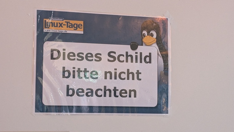 Schild mit der Aufschrift „Dieses Schild bitte nicht beachten“ bei den Chemnitzer Linux-Tagen 2026
