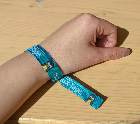 Offizielles Einlassbändchen der Chemnitzer Linux-Tage 2026 fürs Handgelenk