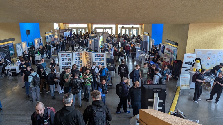 Eingangshalle der Chemnitzer Linux-Tage 2026 mit Ausstellern und Besuchern
