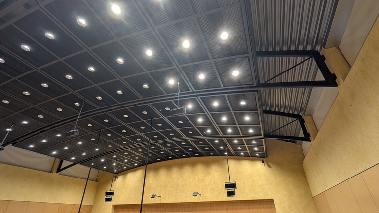 Deckengestaltung im größten Hörsaal der TU Chemnitz