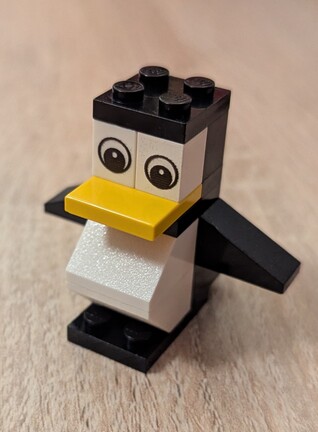 Das Maskottchen von Linux ist ein Pinguin namens „Tux“, hier als kleine Lego-Figur