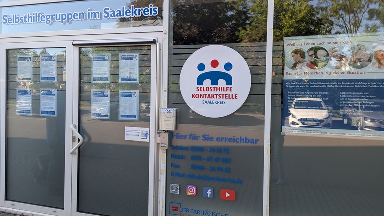 Hier fand der Kurs „KI-Programme kennenlernen, verstehen und im Alltag nutzen“ statt Eingang der Paritätischen Selbsthilfekontaktstelle Saalekreis. An der Fassade finden sich Hinweise zu den verschiedenen Kontaktmöglichkeiten wie Telefon, E-Mail und Social Media.
