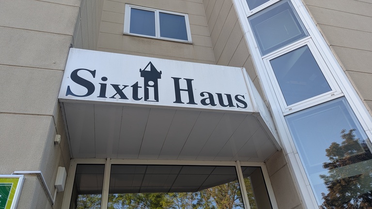 Der Eingang zu den Räumlichkeiten des KI-Kurses befand sich links hiervon im selben Gebäude Schriftzug „Sixti Haus“ an einer Hausfassade.