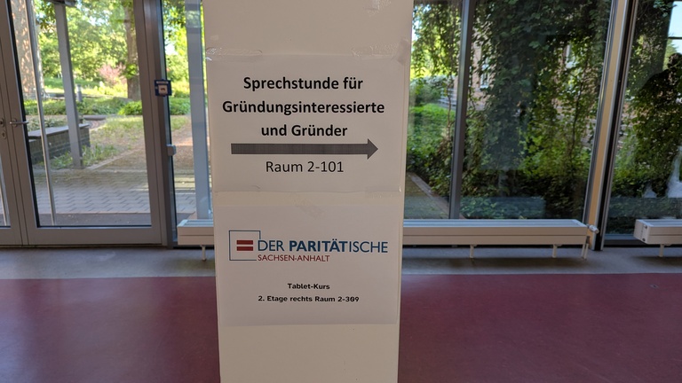 Aushang „Tablet-Kurs 2. Etage rechts Raum 2-309“ der Paritätischen Selbsthilfekontaktstelle Anhalt-Bitterfeld