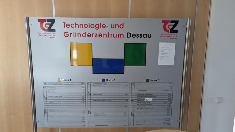 Wegweiser-Infotafel im Technologie- und Gründerzentrum Dessau.