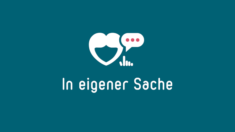 Ein stilisiertes weißes Icon auf petrolfarbenem Hintergrund, bestehend aus einem herzförmigen Profil eines Kopfes, einer Sprechblase mit drei himbeerroten Punkten und einer kleinen Handgeste, die darauf zeigt. Darunter der Text: In eigener Sache.