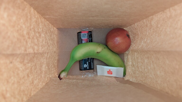 Snacktüte zum Mitnehmen zur 16. MZ-Radpartie: Banane, Apfel, Fruchtriegel und Traubenzucker.